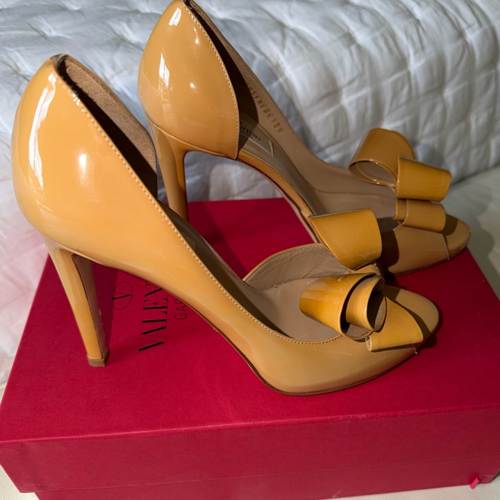 Authentic Valentino Garavani Patent Leather Bow Heels - Size 39 - Picture 2 of 5